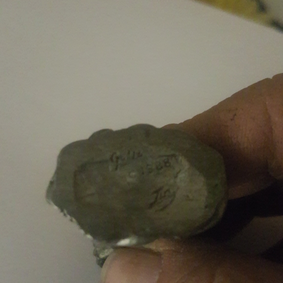 Vintage pewter figurine of wizard hands; one ruby - Picture 3 of 3